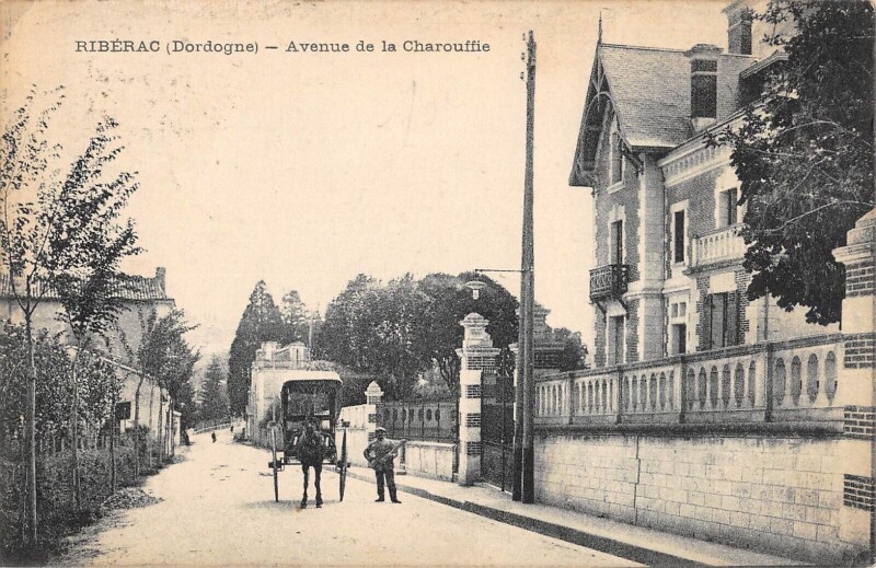 Carte postale ancienne Riberac - Avenue De La Charouffie à Ribérac