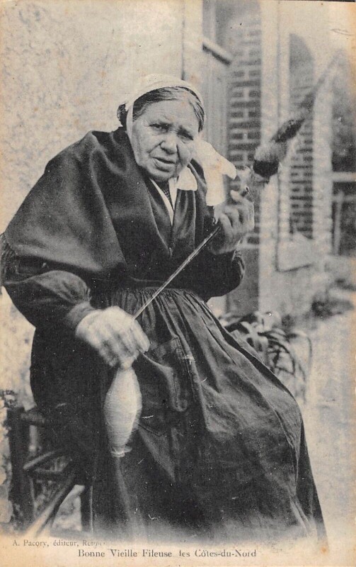 Carte postale ancienne Bonne Vieille Fileuse Des Cotes D'Armor