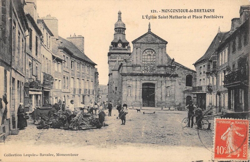 Carte postale ancienne Moncontour En Bretagne - L'Eglise Saint Mathurin Et Place Penthievre à Moncontour