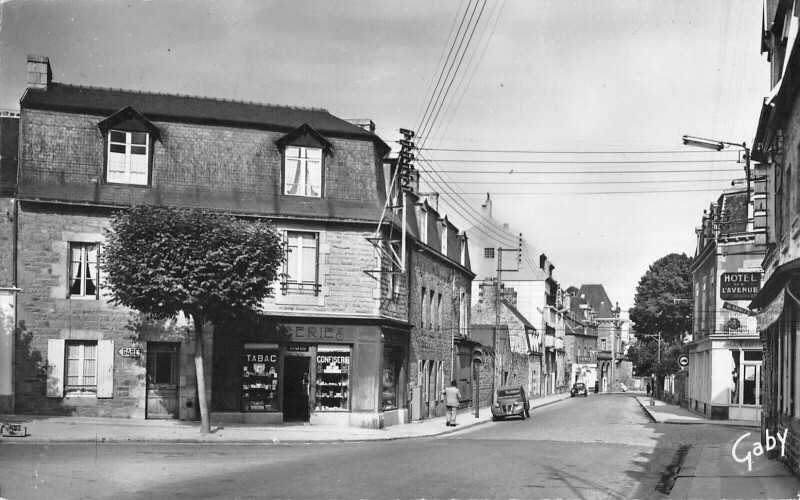 Carte postale ancienne Guingamp - La Rue Saint Nicolas à Guingamp