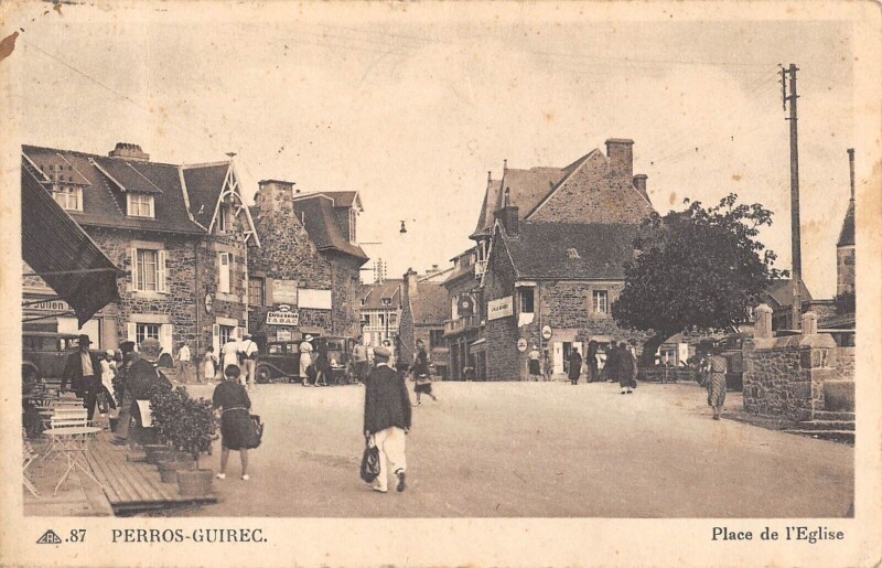 Carte postale ancienne Perros Guirec - Place De L'Eglise à Perros-Guirec