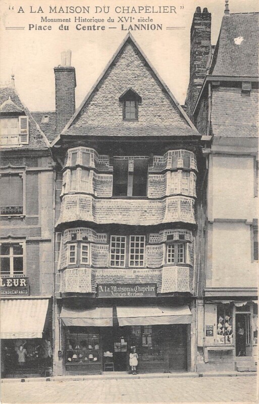 Carte postale ancienne Lannion - Place Du Centre - A La Maison Du Chapelier à Lannion