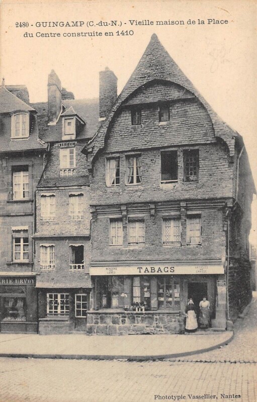 Carte postale ancienne Guingamp - Vieille Maison De La Place Du Centre à Guingamp