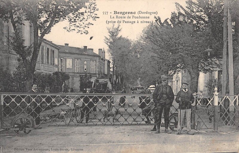 Carte postale ancienne Bergerac - La Route De Ponbonne - Prise Du Passage A Niveau à Bergerac