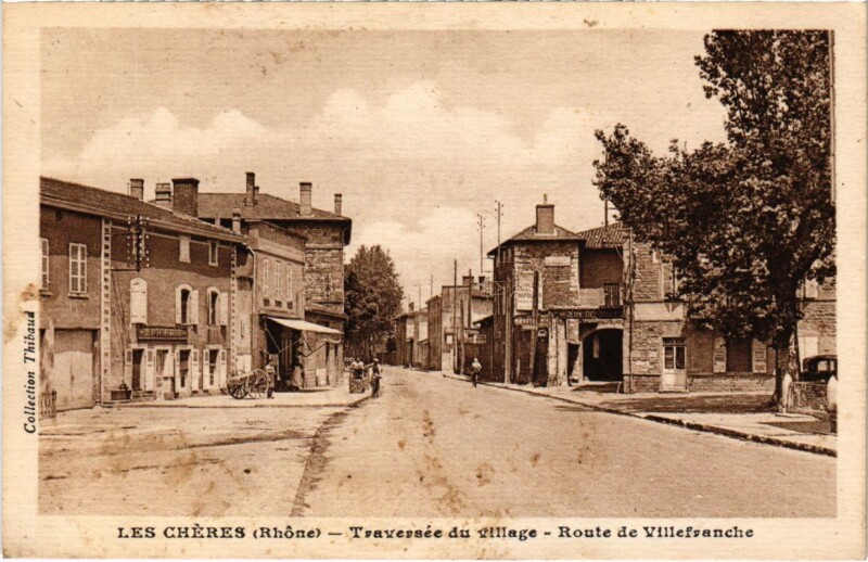 Carte postale ancienne Les Cheres - Traversee du Village - Route de Villefranche aux Chères