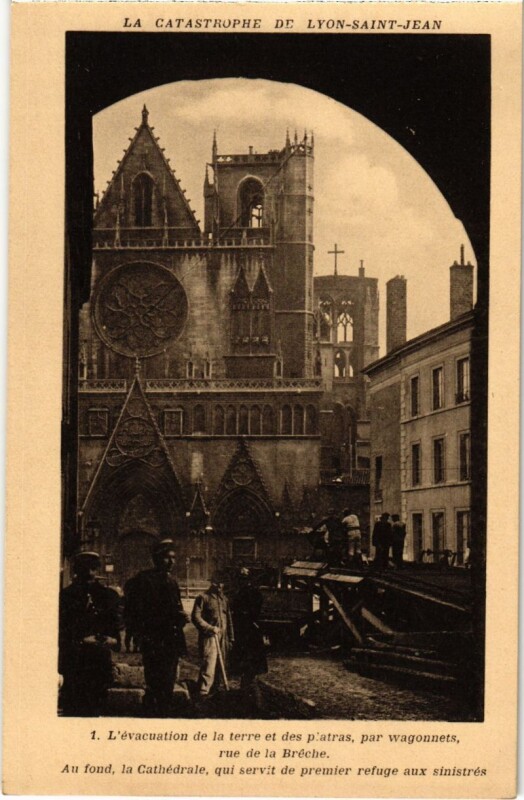 Carte postale ancienne La Catastrophe de Lyon-Saint-Jean - L'Evacuation de la Terre