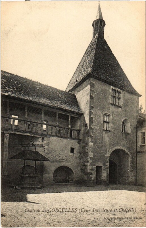 Carte postale ancienne Chateau de Corcelles - Cour Interieure et Chapelle