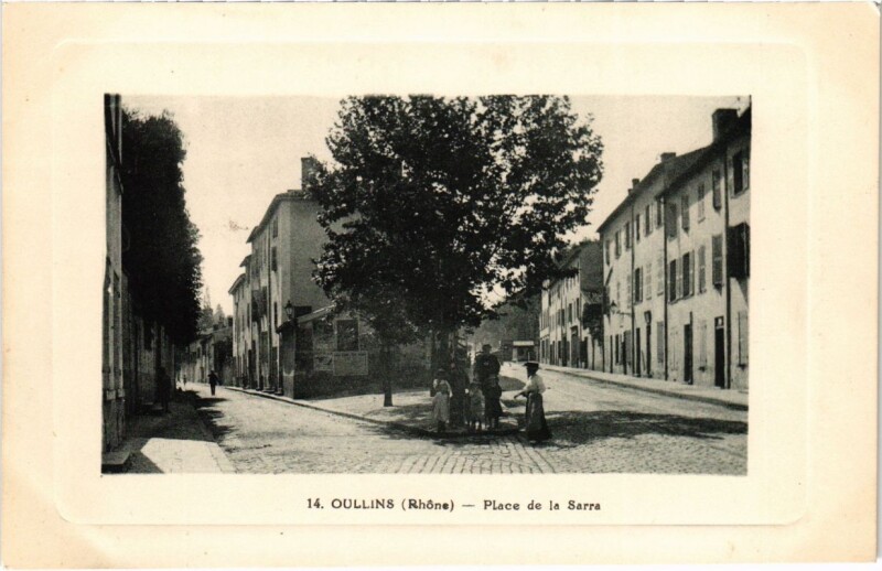 Carte postale ancienne Oullins - Place de la Sarra à Oullins