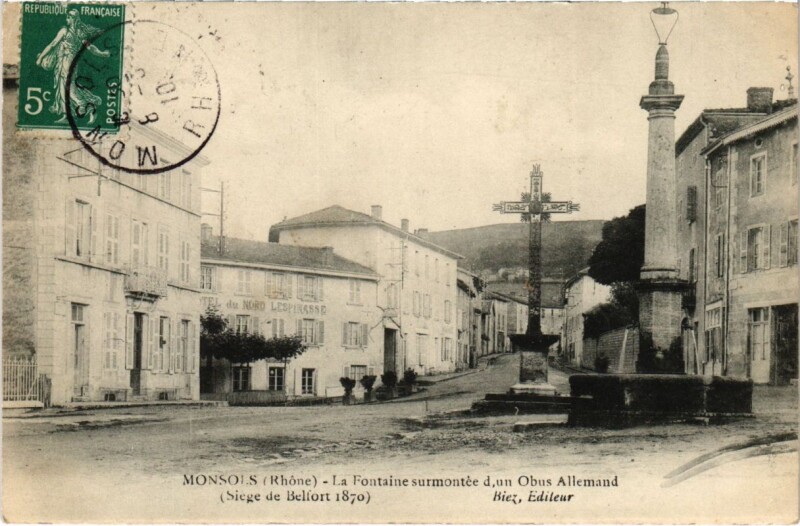 Carte postale ancienne Monsols - ScenesLa Fontaine Surmontee d'un Obus Allemand