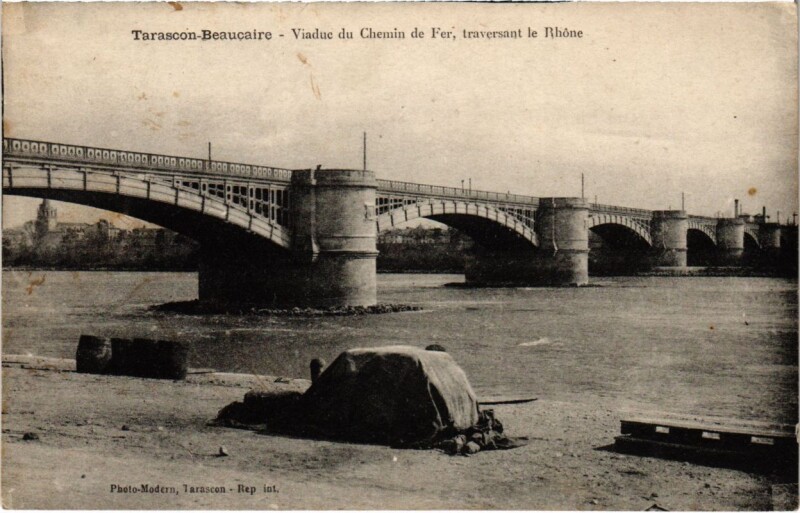 Carte postale ancienne Tarascon-Beaucaire - Viaduc du Chemin de Fer