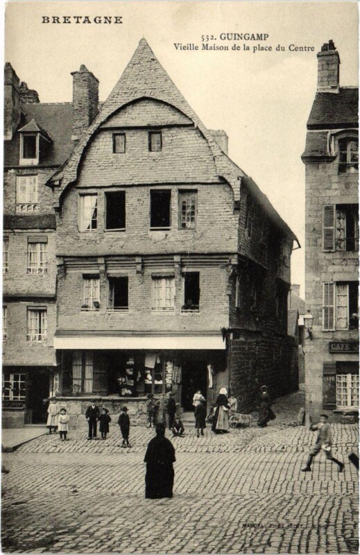 Carte postale ancienne Guingamp - Vieille Maison de la place du Centre à Guingamp