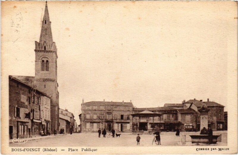 Carte postale ancienne Bois-d'Oingt - Place Publique