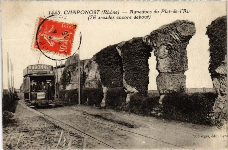 Carte postale ancienne Chaponost - Aqueducs du Plat-de-l'Air - Tram à Chaponost