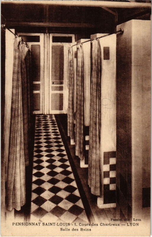 Carte postale ancienne Lyon - Pensionnat Saint-Louis - Salle des Bains à Lyon
