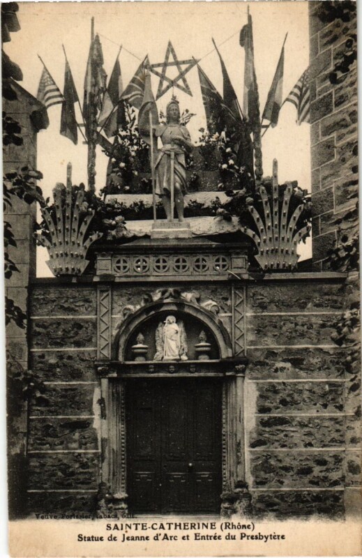 Carte postale ancienne Sainte-Catherine - Statue de Jeanne D'Arc et Entree du Presbytere à Sainte-Catherine