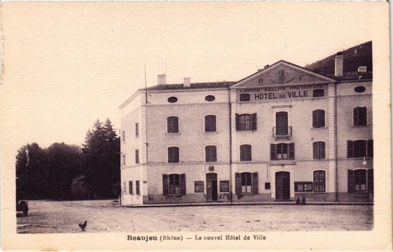 Carte postale ancienne Beaujeu - Le Nouvel Hotel de Ville à Beaujeu