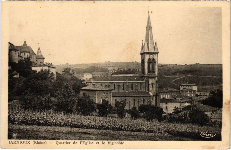 Carte postale ancienne Jarnioux - Quartier de l'Eglise et le Vignoble