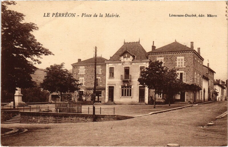 Carte postale ancienne Le Perreon - Place de la Mairie au Perréon