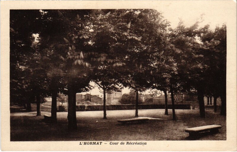 Carte postale ancienne L'Hormat - Cour de Recreation