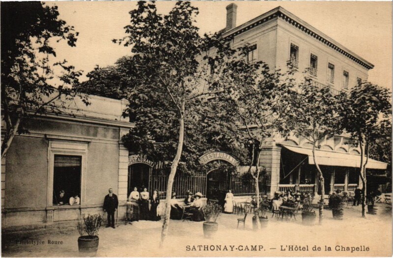 Carte postale ancienne Sathonay-Camp - L'Hotel de la Chapelle à Sathonay-Camp