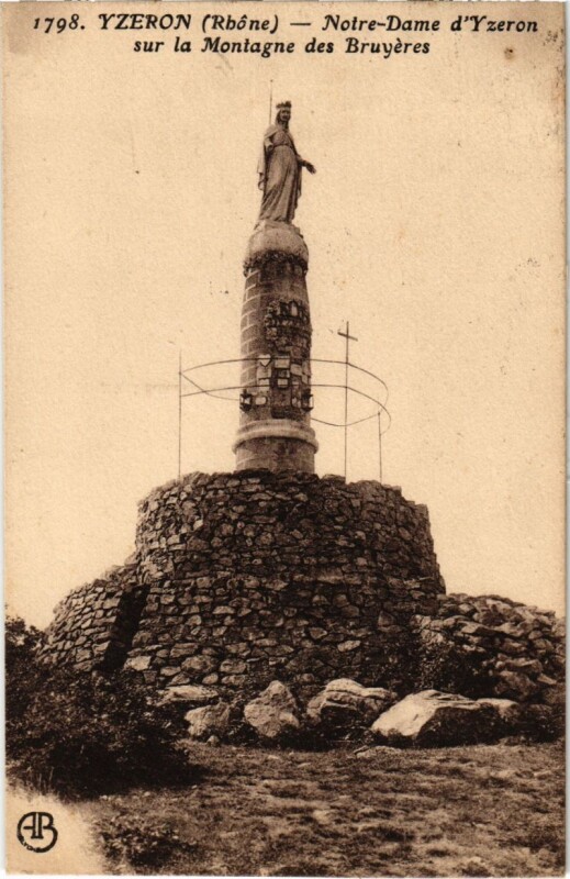 Carte postale ancienne Yzeron - Notre-Dame d'Yzeron sur la Montagne des Bruyeres à Yzeron