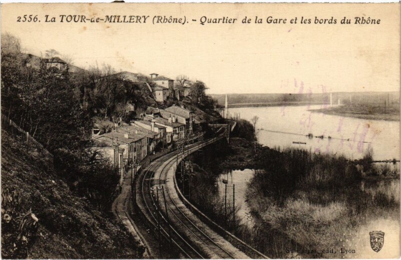 Carte postale ancienne La Tour-de-Millery - Quartier de la Gare et les Bords du Rhone à Millery