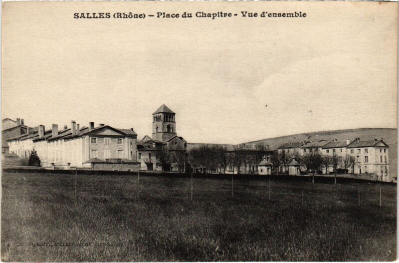 Carte postale ancienne Salles - Place du Chapitre - Vue d'Ensemble