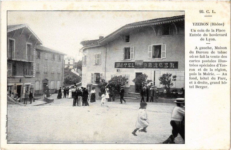 Carte postale ancienne Yzeron - Un Coin de la Place - Hotel Berger à Yzeron