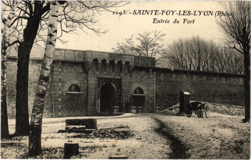 Carte postale ancienne Sainte-Foy-les-Lyon - Entree du Fort à Sainte-Foy-lès-Lyon
