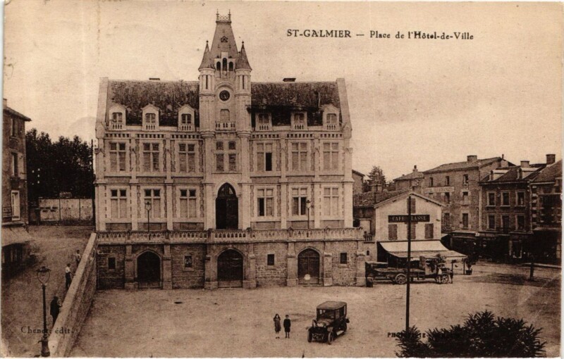 Carte postale ancienne Loire Saint-Galmier Place de l'Hotel de Ville à Saint-Galmier