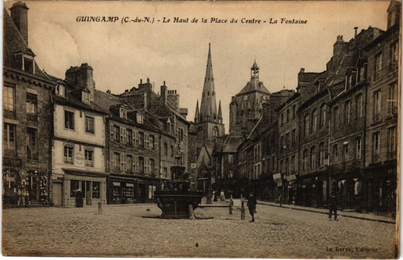Carte postale ancienne Guingamp - Le Haut de la Place du Centre - La Fontaine à Guingamp