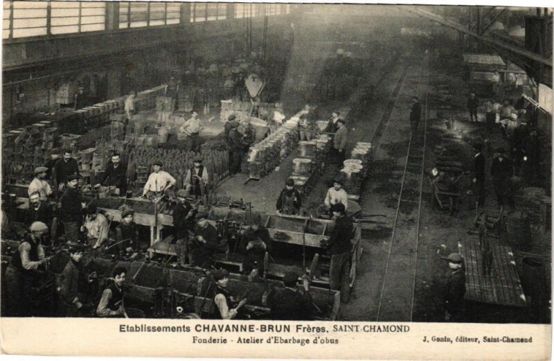 Carte postale ancienne Saint-Chamond - Fonderie Atelier d'Ebarbage d'obus à Saint-Chamond