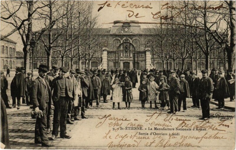 Carte postale ancienne Saint-Etienne - Sortie des Ouvrires a midi à Saint-Étienne