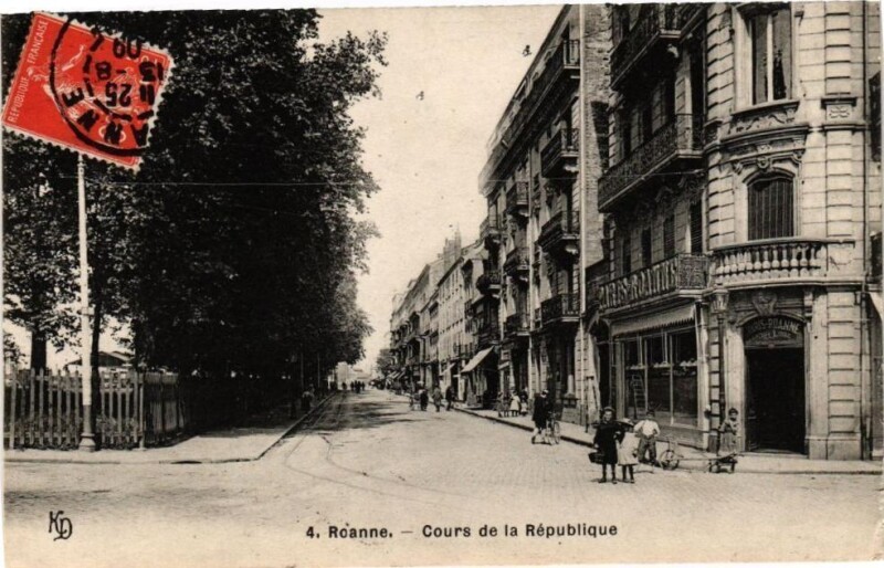 Carte postale ancienne Roanne - Cours de la République à Roanne