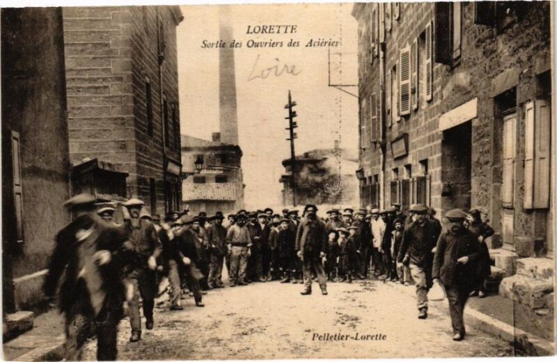 Carte postale ancienne Lorette - Sortie des Ouvries des Aciéries à Lorette