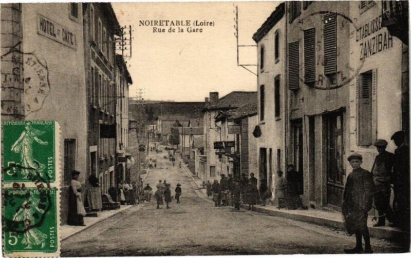 Carte postale ancienne Noiretable - Rue de la Gare à Noirétable