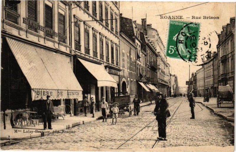Carte postale ancienne Roanne - Rue Brison à Roanne