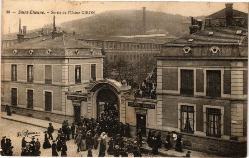 Carte postale ancienne Saint-Etienne - Sortie de l'Usine Giron à Saint-Étienne