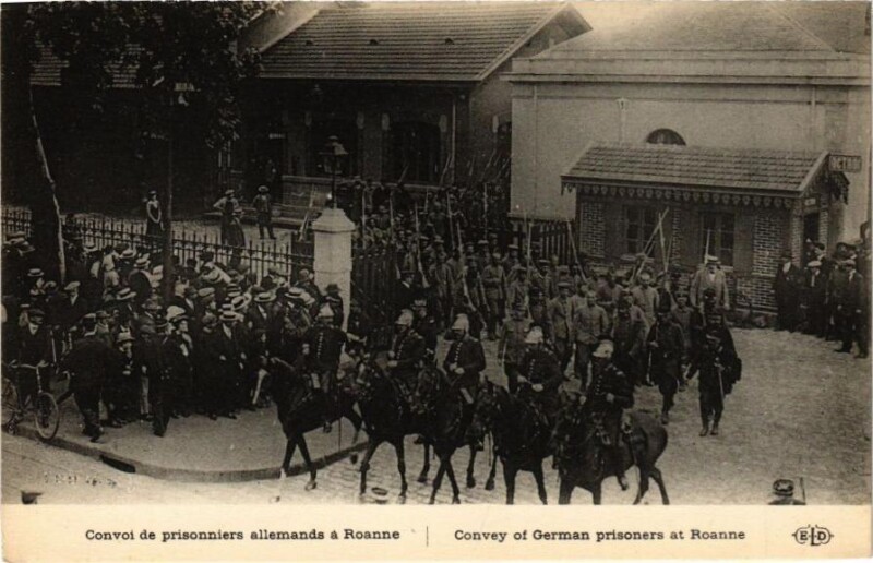 Carte postale ancienne Convoi de prisonniers allemande a Roanne - Convoy of German .. à Roanne