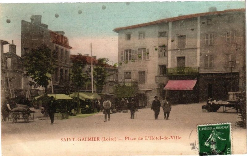 Carte postale ancienne Saint-Galmier - Place de L'Hotel-de-Ville à Saint-Galmier