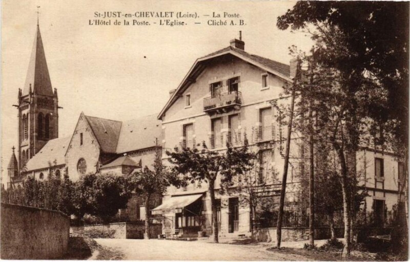 Carte postale ancienne Saint-Just-en-Chevalet -La Poste L'Hotel de la Poste - L'Eglise à Saint-Just-en-Chevalet