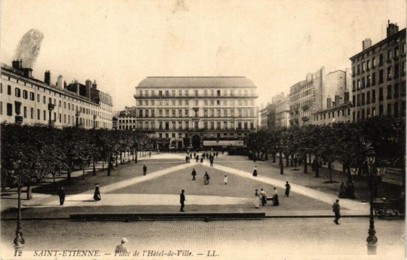 Carte postale ancienne Saint-Etienne - Place de l'Hotel-de-Ville à Saint-Étienne