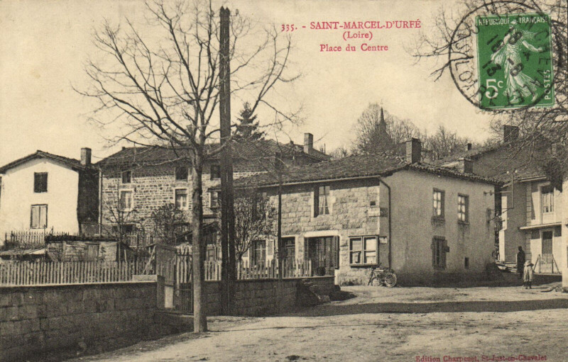 Carte postale ancienne Saint-Marcel- d'Urfé (Loire) - Place du Contre à Saint-Marcel-d'Urfé