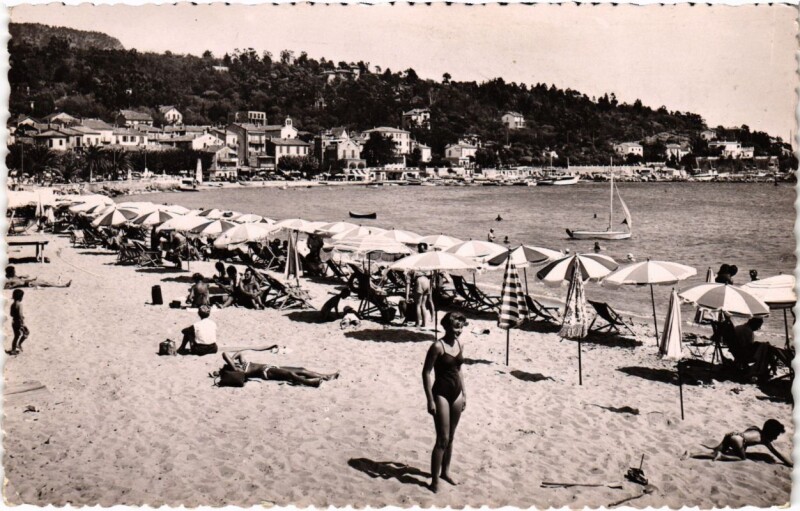 Carte postale ancienne Le Lavandou - La Plage au Lavandou
