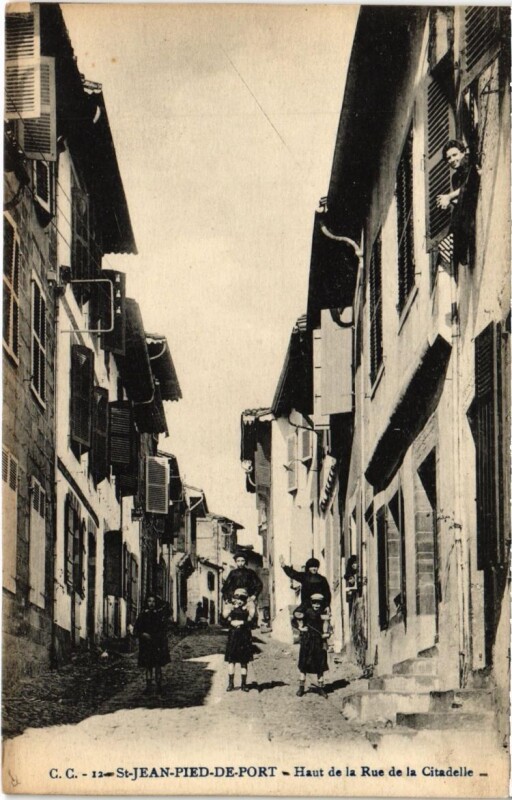 Carte postale ancienne Saint-Jean-Pied-de-Port - Haut de la Rue de la Citadelle à Saint-Jean-Pied-de-Port