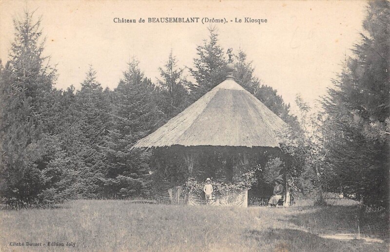 Carte postale ancienne Chateau De Beausemblant - Le Kiosque à Beausemblant