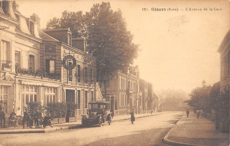 Carte postale ancienne Gisors - L'Avenue De La Gare à Gisors