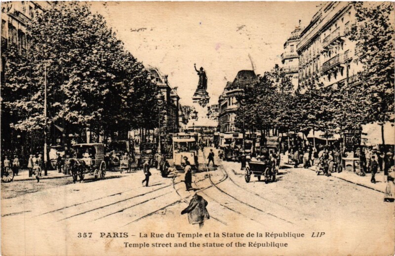 Carte postale ancienne Paris 3e Paris-La Rue du Temple et la Statue de la Republique à Paris 3e