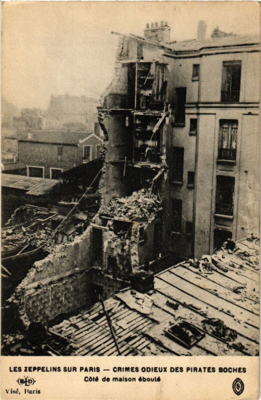 Carte postale ancienne Les Zeppelins sur Paris - Crimes odieux des pirates Boches - Côté de maison éboulé à Paris 20e