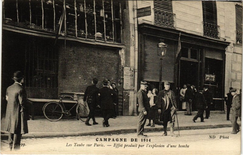 Carte postale ancienne Paris Campagne de 1914 Effet produit par l'exlosion d'une bombe